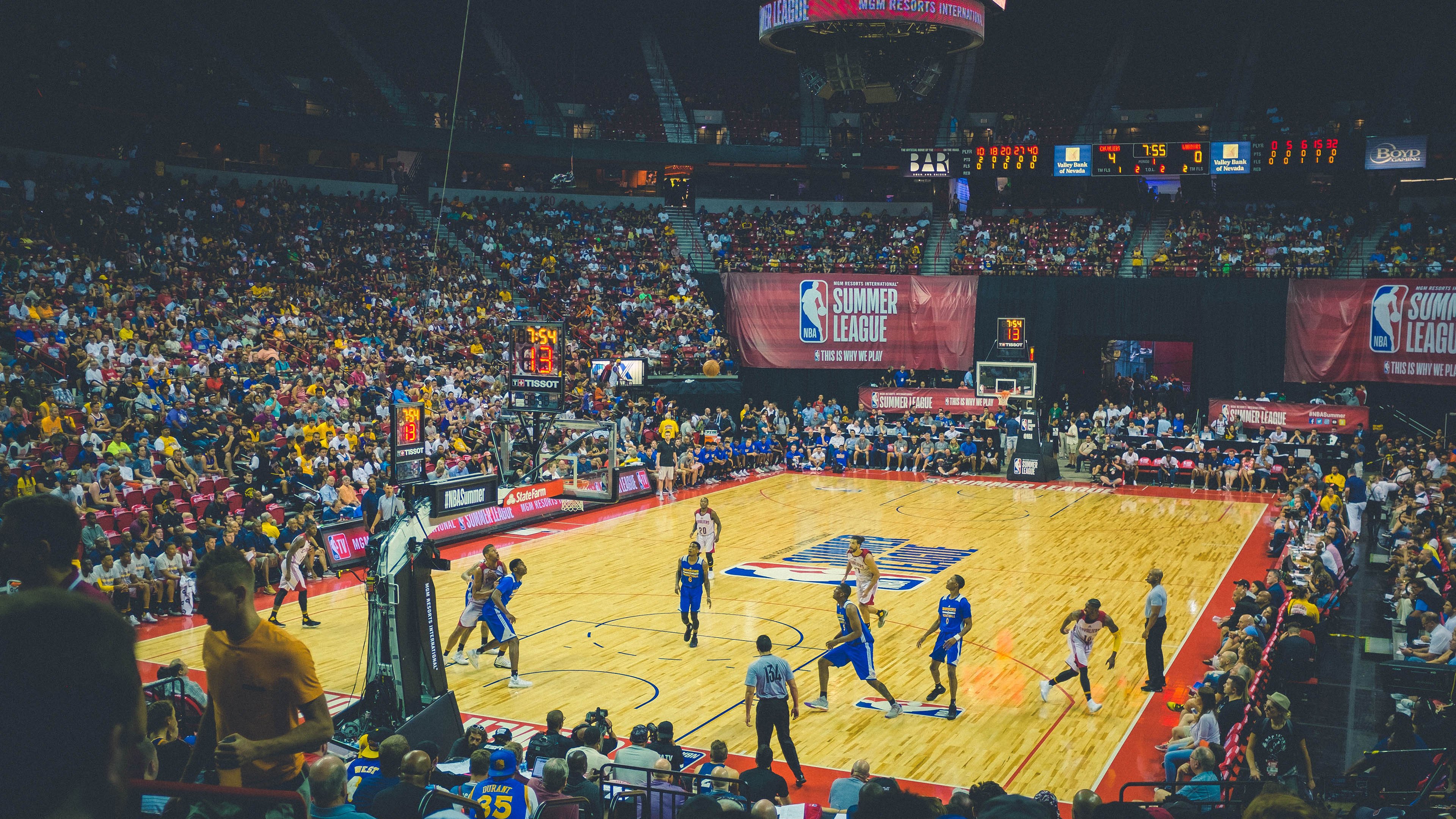 冰火两重天：公牛与勇士的较量备受瞩目，公牛和勇士的比赛录像