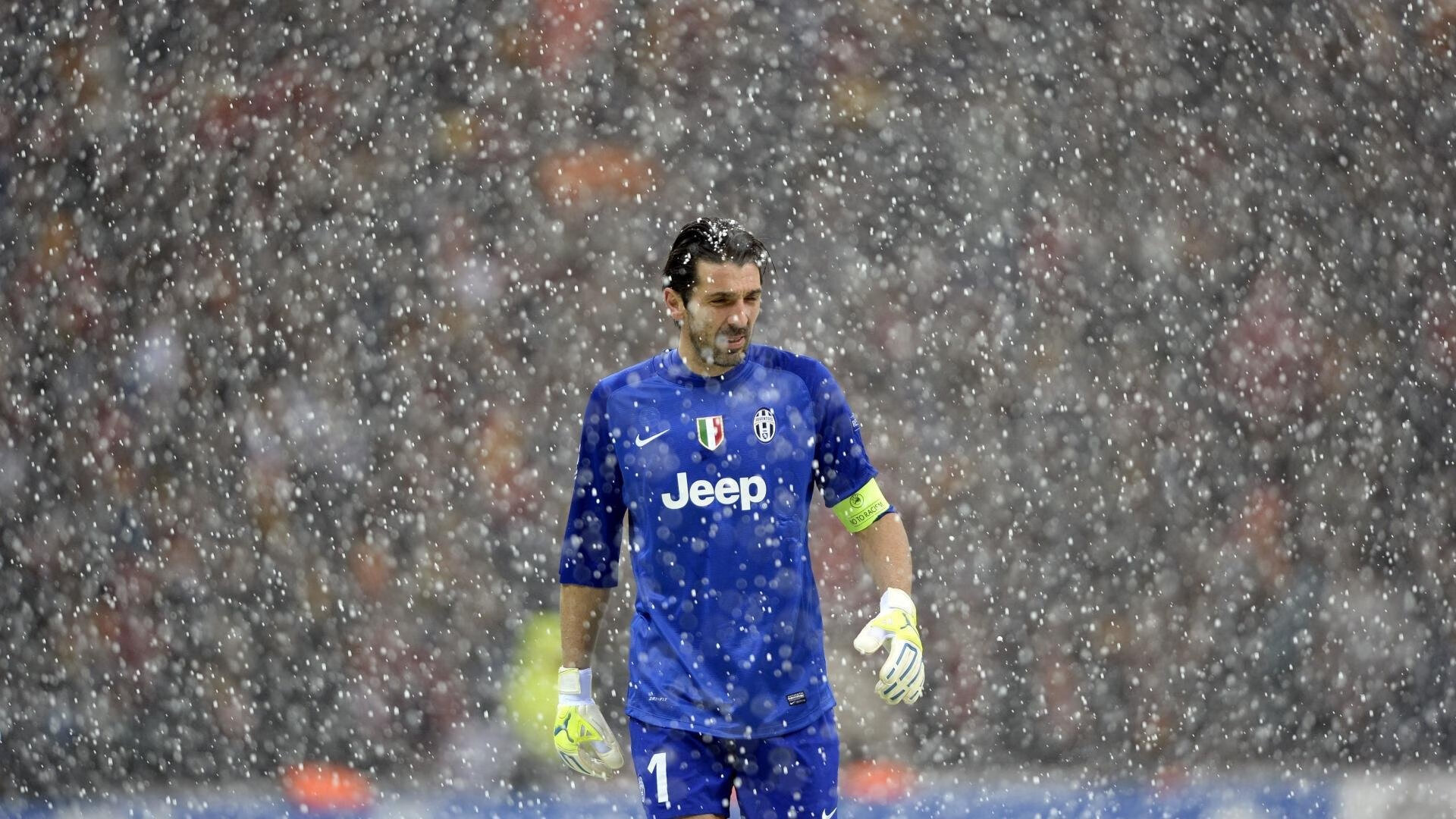 国际足球赛事中，某支球队实力惊艳，击败强敌，国际足球队员